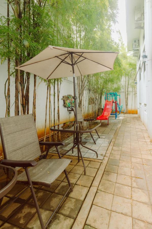 Urbanest Inn House Slipi Jakarta Exterior photo