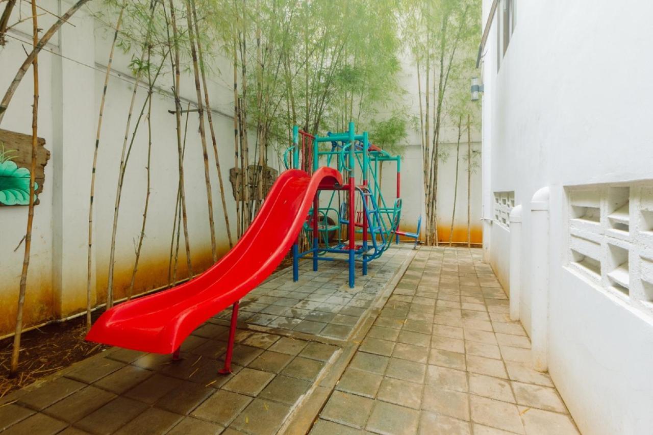 Urbanest Inn House Slipi Jakarta Exterior photo
