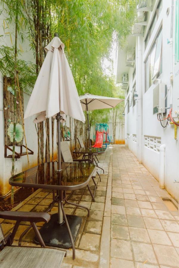 Urbanest Inn House Slipi Jakarta Exterior photo