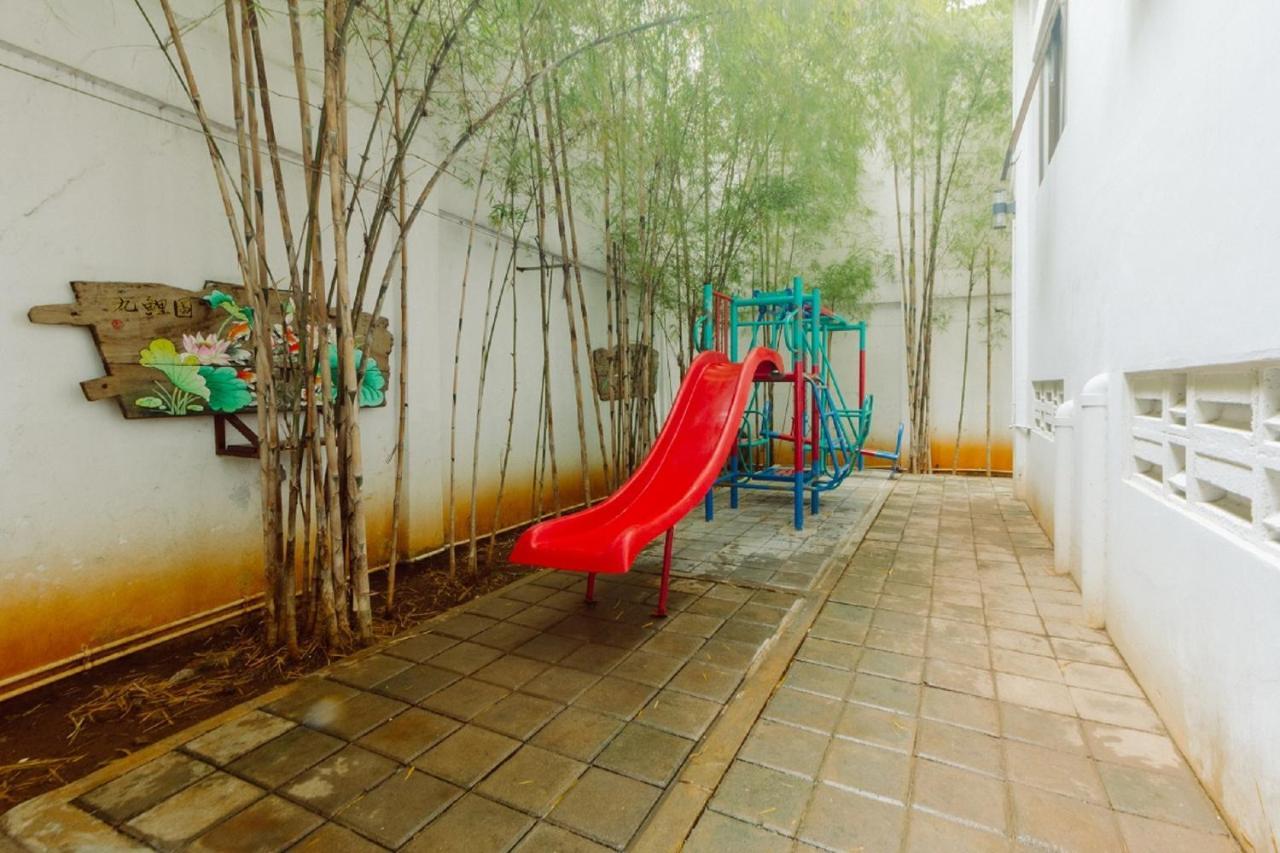 Urbanest Inn House Slipi Jakarta Exterior photo